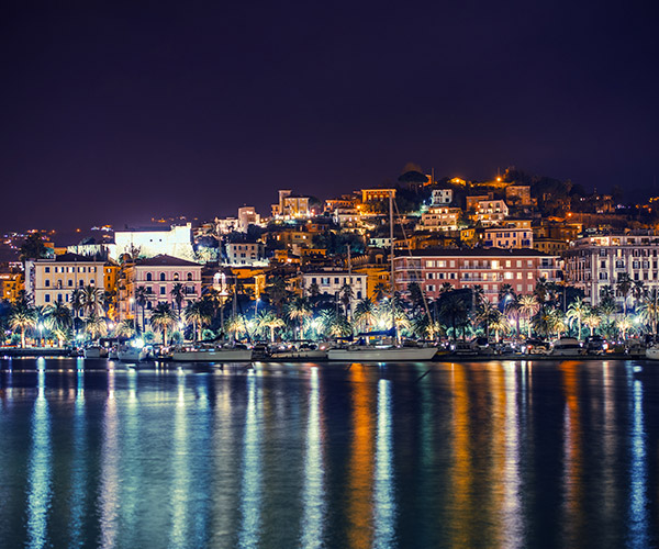 Foto notturna della città di La Spezia