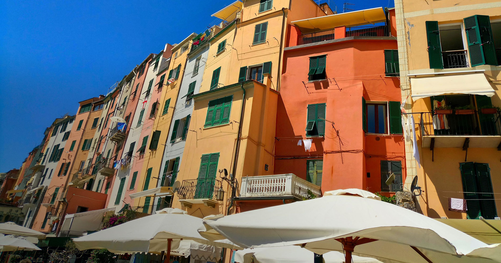 Photos of the colored facades of the houses of Porto Venere