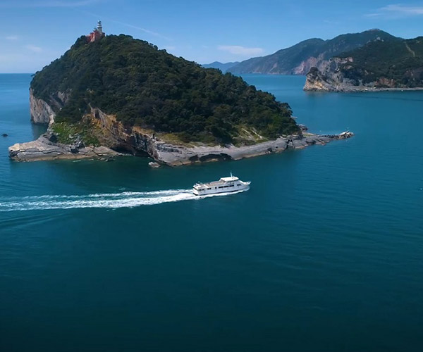 Photo d'un bateau contournant l'île de Tino