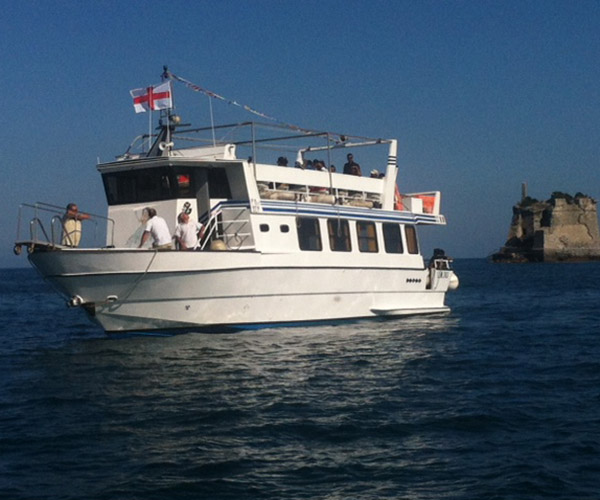 Bateau avec la tour Scola en arrière-plan