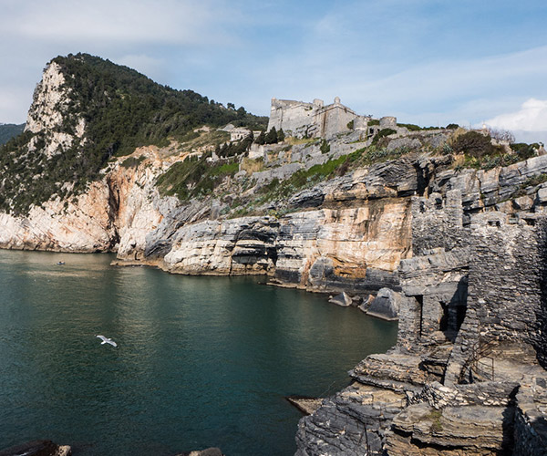 Grotta Byron, la grotte marine située entre Punta San Pietro et le château Doria