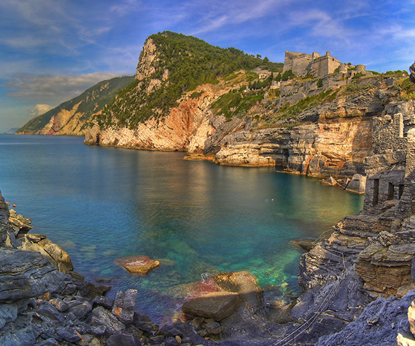 Grotta Byron, la grotte marine située entre Punta San Pietro et le château Doria