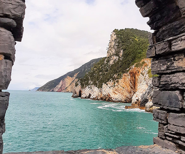 Grotta Byron, the marine cave located between Punta San Pietro and the Doria Castle