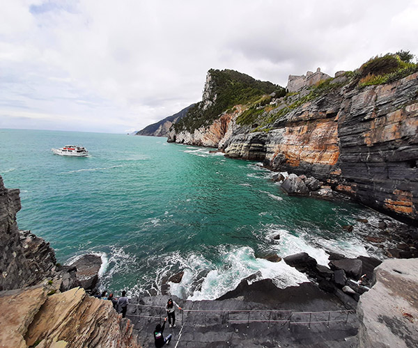 Grotta Byron, la grotte marine située entre Punta San Pietro et le château Doria