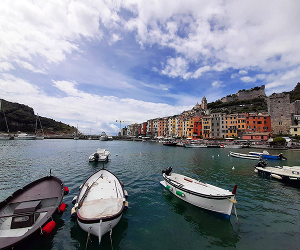 Fotos des kleinen Hafens von Portovenere und der bunten Häuser