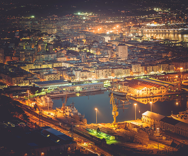 Photo nocturne de la ville de La Spezia