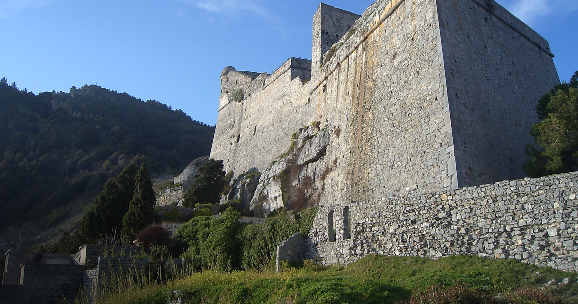 Foto des Schlosses Doria, die majestätische Festung hinter dem Dorf