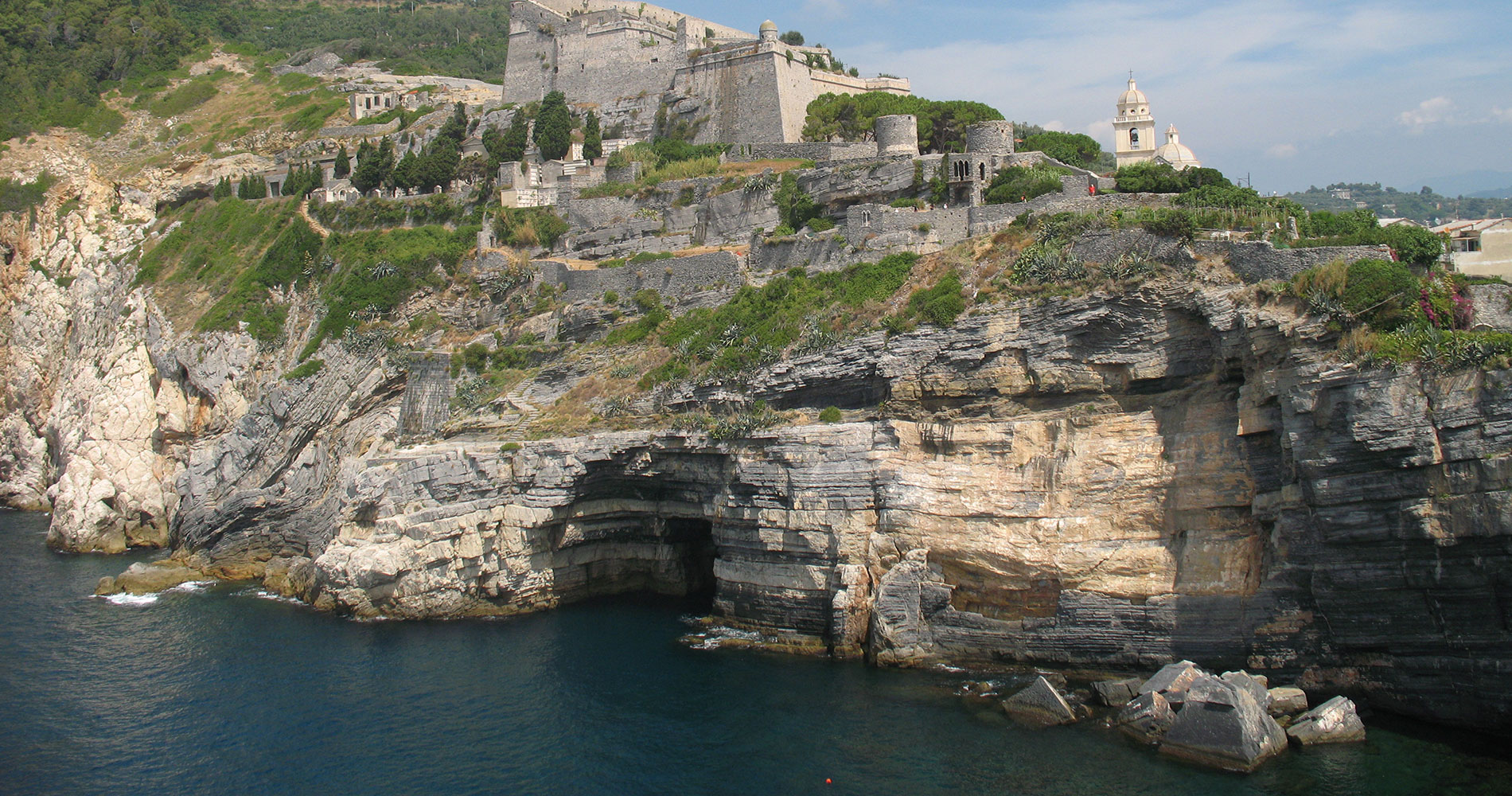 Grotta Byron, la grotte marine située entre Punta San Pietro et le château Doria