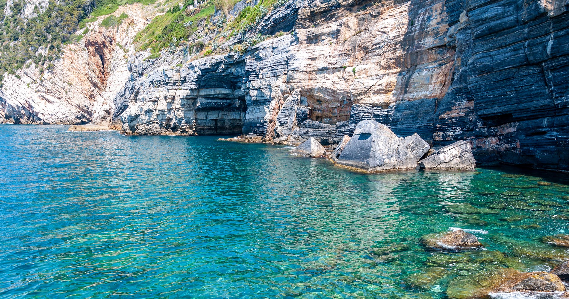 Grotta Byron, the marine cave located between Punta San Pietro and the Doria Castle