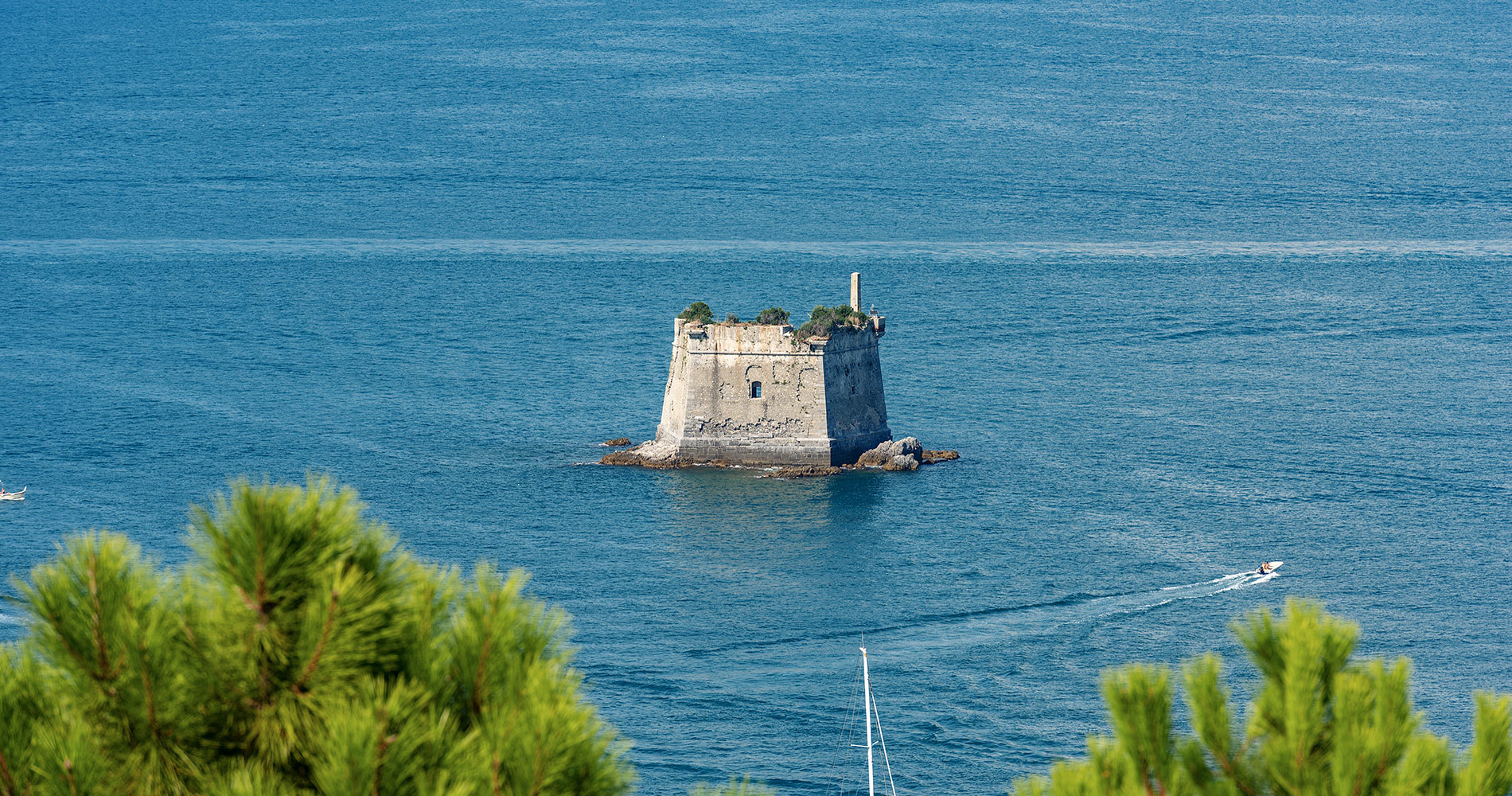 Photo of the Torre Scola positioned in the middle of the sea of the Gulf of Poets