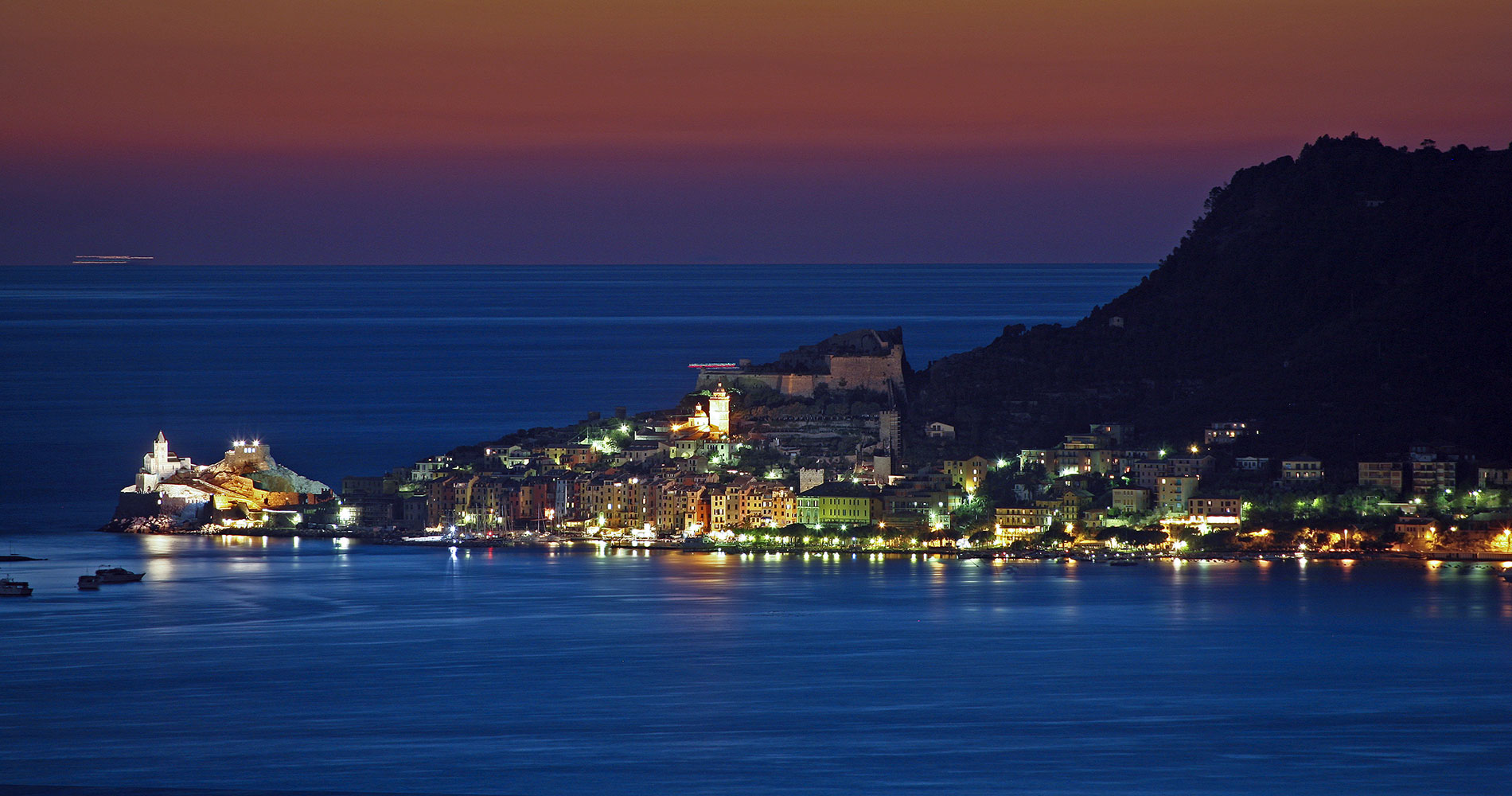 Foto notturna di Porto Venere