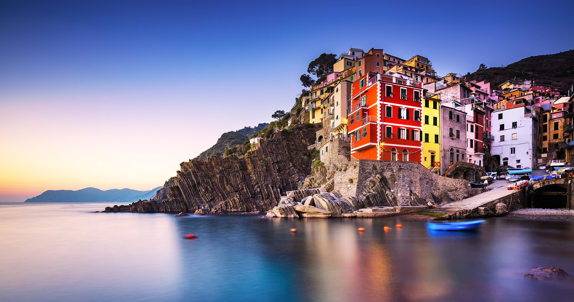 Foto des bezaubernden kleinen Hafens von Riomaggiore in den Cinque Terre