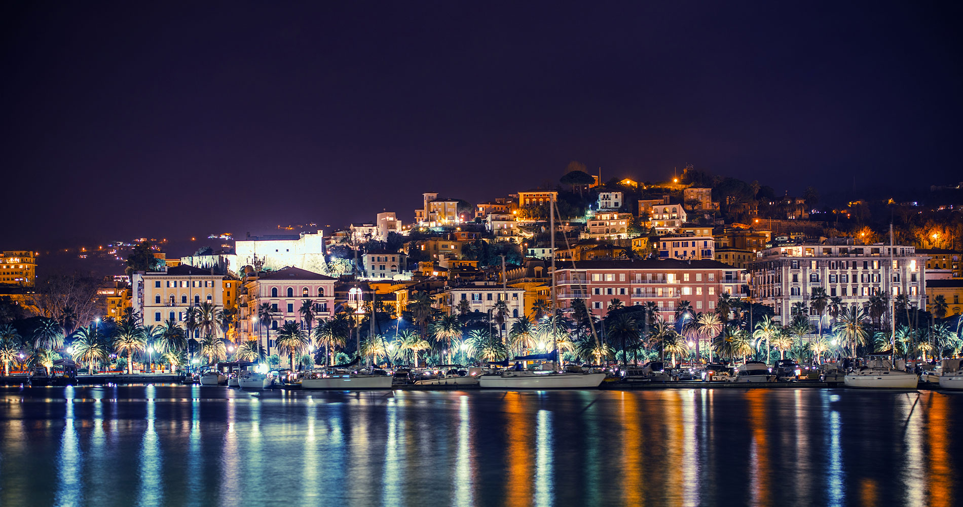 Photo nocturne de la ville de La Spezia